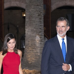 Le roi Felipe VI, la reine Letizia d'Espagne et la reine Sofia accueillaient quelque 600 invités au palais de la Almudaina le 7 août 2019 à Palma de Majorque pour la traditionnelle réception offerte en l'honneur de la communauté des Îles Baléares.