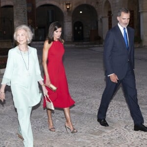 Le roi Felipe VI, la reine Letizia d'Espagne et la reine Sofia accueillaient quelque 600 invités au palais de la Almudaina le 7 août 2019 à Palma de Majorque pour la traditionnelle réception offerte en l'honneur de la communauté des Îles Baléares.