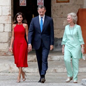 Le roi Felipe VI, la reine Letizia d'Espagne et la reine Sofia accueillaient quelque 600 invités au palais de la Almudaina le 7 août 2019 à Palma de Majorque pour la traditionnelle réception offerte en l'honneur de la communauté des Îles Baléares.