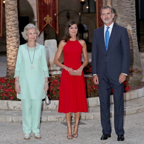 Le roi Felipe VI, la reine Letizia d'Espagne et la reine Sofia accueillaient quelque 600 invités au palais de la Almudaina le 7 août 2019 à Palma de Majorque pour la traditionnelle réception offerte en l'honneur de la communauté des Îles Baléares.