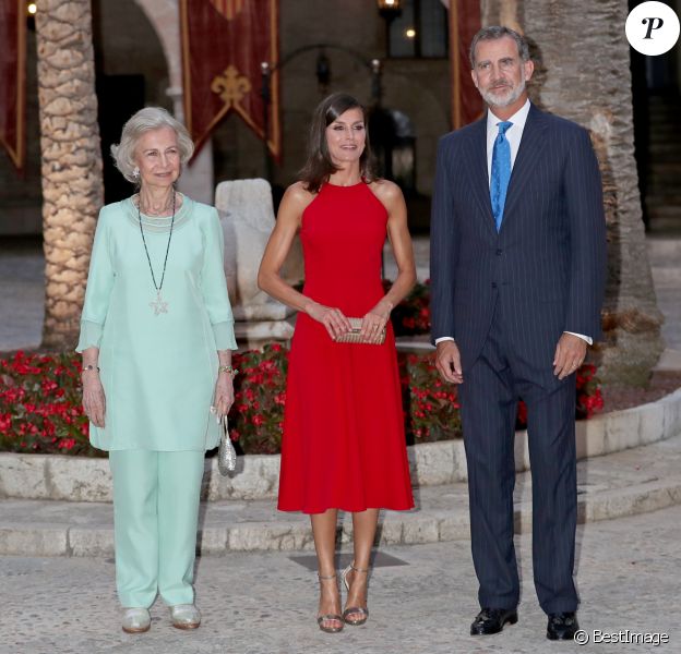 Le roi Felipe VI, la reine Letizia d'Espagne et la reine Sofia accueillaient quelque 600 invités au palais de la Almudaina le 7 août 2019 à Palma de Majorque pour la traditionnelle réception offerte en l'honneur de la communauté des Îles Baléares.