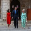 Le roi Felipe VI, la reine Letizia d'Espagne et la reine Sofia accueillaient quelque 600 invités au palais de la Almudaina le 7 août 2019 à Palma de Majorque pour la traditionnelle réception offerte en l'honneur de la communauté des Îles Baléares.