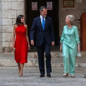 Le roi Felipe VI, la reine Letizia d'Espagne et la reine Sofia accueillaient quelque 600 invités au palais de la Almudaina le 7 août 2019 à Palma de Majorque pour la traditionnelle réception offerte en l'honneur de la communauté des Îles Baléares.