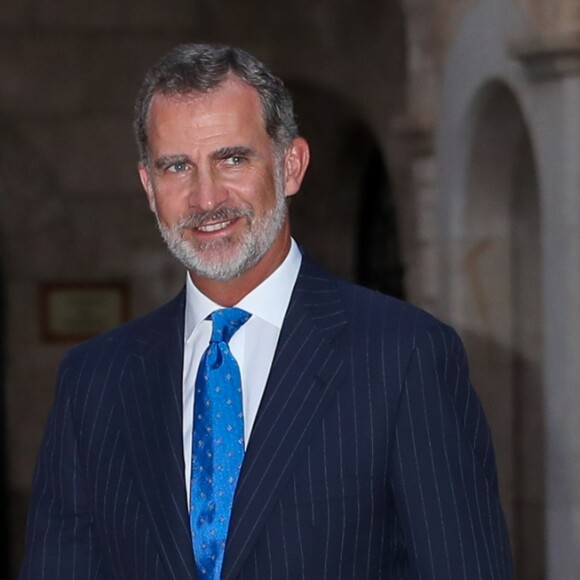 Le roi Felipe VI, la reine Letizia d'Espagne et la reine Sofia accueillaient quelque 600 invités au palais de la Almudaina le 7 août 2019 à Palma de Majorque pour la traditionnelle réception offerte en l'honneur de la communauté des Îles Baléares.