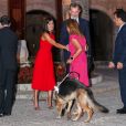 Le roi Felipe VI, la reine Letizia d'Espagne et la reine Sofia accueillaient quelque 600 invités au palais de la Almudaina le 7 août 2019 à Palma de Majorque pour la traditionnelle réception offerte en l'honneur de la communauté des Îles Baléares.