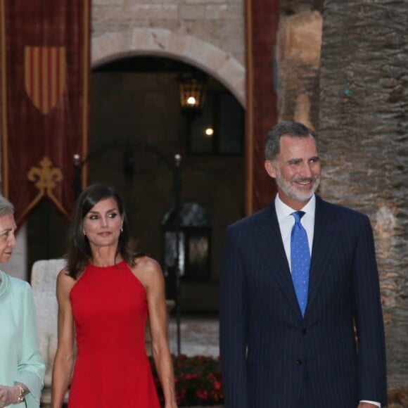 Le roi Felipe VI, la reine Letizia d'Espagne et la reine Sofia accueillaient quelque 600 invités au palais de la Almudaina le 7 août 2019 à Palma de Majorque pour la traditionnelle réception offerte en l'honneur de la communauté des Îles Baléares.