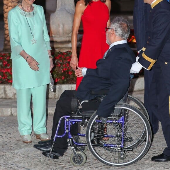 Le roi Felipe VI, la reine Letizia d'Espagne et la reine Sofia accueillaient quelque 600 invités au palais de la Almudaina le 7 août 2019 à Palma de Majorque pour la traditionnelle réception offerte en l'honneur de la communauté des Îles Baléares.