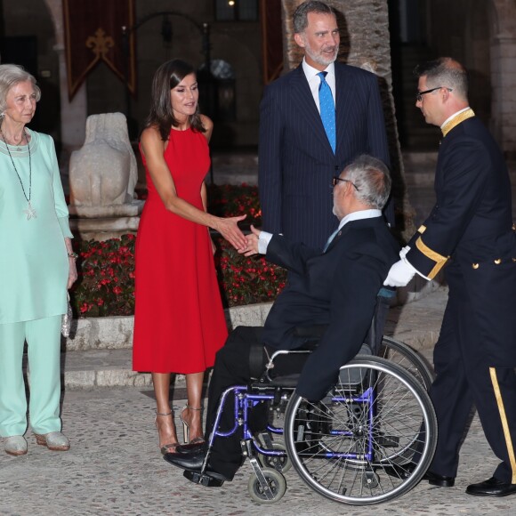 Le roi Felipe VI, la reine Letizia d'Espagne et la reine Sofia accueillaient quelque 600 invités au palais de la Almudaina le 7 août 2019 à Palma de Majorque pour la traditionnelle réception offerte en l'honneur de la communauté des Îles Baléares.