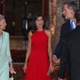 Le roi Felipe VI, la reine Letizia d'Espagne et la reine Sofia accueillaient quelque 600 invités au palais de la Almudaina le 7 août 2019 à Palma de Majorque pour la traditionnelle réception offerte en l'honneur de la communauté des Îles Baléares.