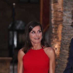 Le roi Felipe VI, la reine Letizia d'Espagne et la reine Sofia accueillaient quelque 600 invités au palais de la Almudaina le 7 août 2019 à Palma de Majorque pour la traditionnelle réception offerte en l'honneur de la communauté des Îles Baléares.