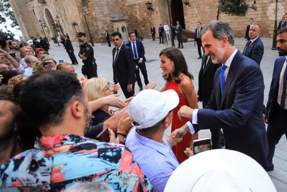 Le roi Felipe VI et la reine Letizia d'Espagne ont consacré une dizaine de minutes à la foule rassemblée devant le palais de la Almudaina le 7 août 2019 à Palma de Majorque, où ils donnaient leur traditionnelle réception en l'honneur de la communauté des Îles Baléares.