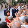 Le roi Felipe VI et la reine Letizia d'Espagne ont consacré une dizaine de minutes à la foule rassemblée devant le palais de la Almudaina le 7 août 2019 à Palma de Majorque, où ils donnaient leur traditionnelle réception en l'honneur de la communauté des Îles Baléares.
