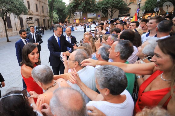 Le roi Felipe VI et la reine Letizia d'Espagne ont consacré une dizaine de minutes à la foule rassemblée devant le palais de la Almudaina le 7 août 2019 à Palma de Majorque, où ils donnaient leur traditionnelle réception en l'honneur de la communauté des Îles Baléares.