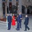 La reine Sofia, la reine Letizia et le roi Felipe VI saluant leurs invités au palais de la Almudaina le 7 août 2019 à Palma de Majorque, où ils donnaient leur traditionnelle réception en l'honneur de la communauté des Îles Baléares.
