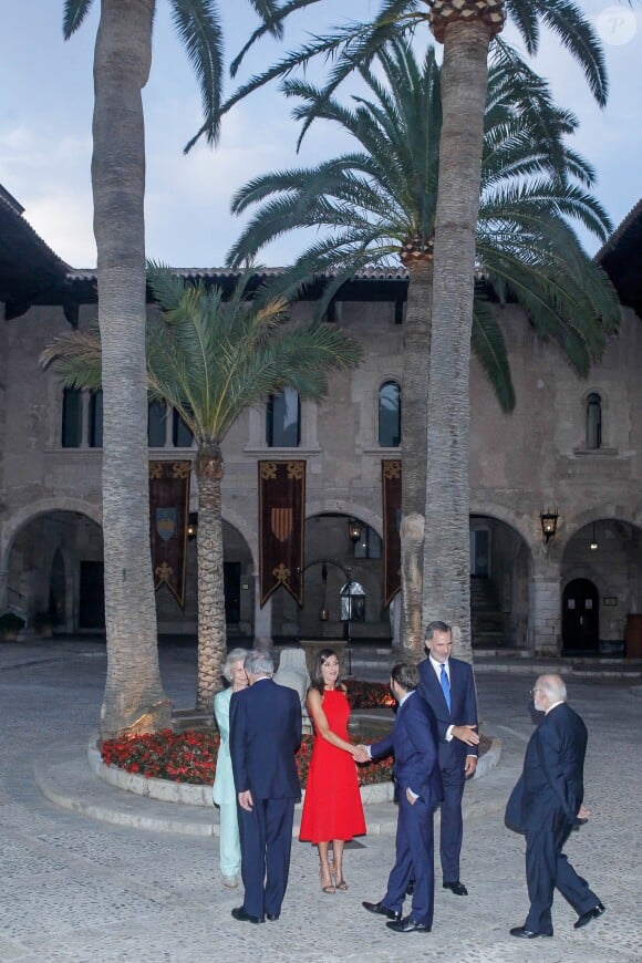 La reine Sofia, la reine Letizia et le roi Felipe VI saluant leurs invités au palais de la Almudaina le 7 août 2019 à Palma de Majorque, où ils donnaient leur traditionnelle réception en l'honneur de la communauté des Îles Baléares.