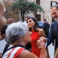 Le roi Felipe VI et la reine Letizia d'Espagne ont consacré une dizaine de minutes à la foule rassemblée devant le palais de la Almudaina le 7 août 2019 à Palma de Majorque, où ils donnaient leur traditionnelle réception en l'honneur de la communauté des Îles Baléares.