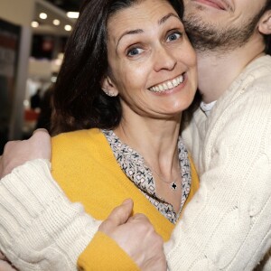 Adeline Blondieau avec son fils Aïtor - Salon du livre de Paris porte de Versailles le 14 mars 2019. © Cédric Perrin/Bestimage