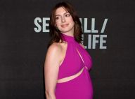 Anne Hathaway, enceinte, ose la robe sexy avec son ventre rond