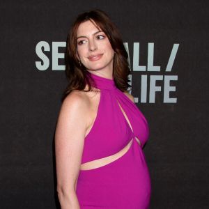 Anne Hathaway, enceinte et escortée de son mari Adam Shulman, lors de la première du spectacle de Broadway "Sea Wall/A Life", à New York, le 8 août 2019. 