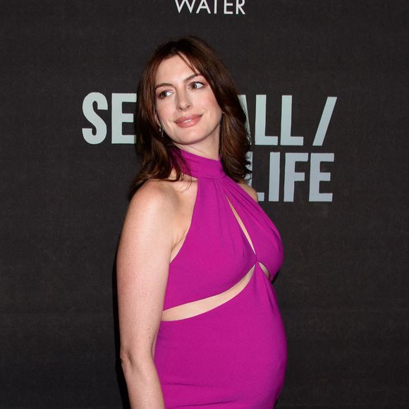 Anne Hathaway, enceinte et escortée de son mari Adam Shulman, lors de la première du spectacle de Broadway "Sea Wall/A Life", à New York, le 8 août 2019. 