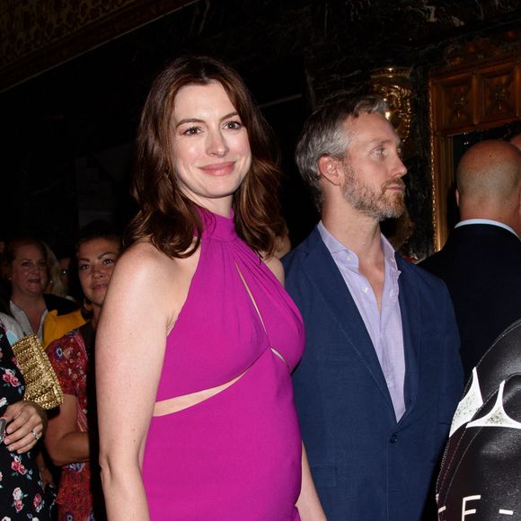 Anne Hathaway, enceinte et escortée de son mari Adam Shulman, lors de la première du spectacle de Broadway "Sea Wall/A Life", à New York, le 8 août 2019. 