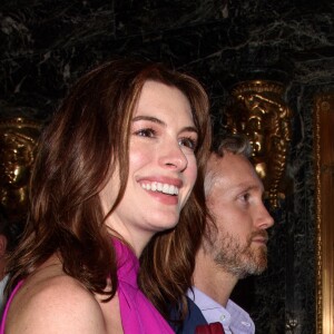 Anne Hathaway, enceinte et escortée de son mari Adam Shulman, lors de la première du spectacle de Broadway "Sea Wall/A Life", à New York, le 8 août 2019. 