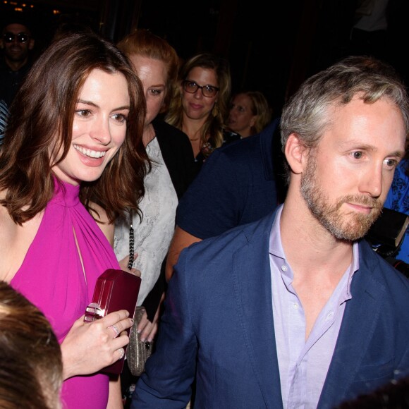 Anne Hathaway, enceinte et escortée de son mari Adam Shulman, lors de la première du spectacle de Broadway "Sea Wall/A Life", à New York, le 8 août 2019. 