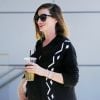 Exclusif - Anne Hathaway enceinte, très souriante, dans les rues de Beverly Hills, le 23 mars 2016