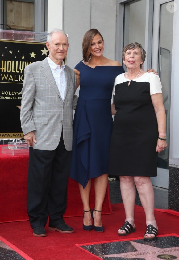 Jennifer Garner entre ses parents William John Garner et Patricia Ann Garner, Walk Of Fame de Los Angeles, le 20 août 2018.
