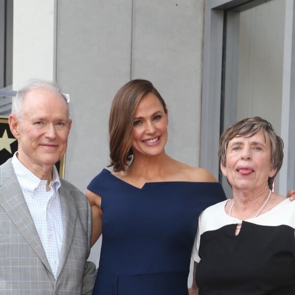 Jennifer Garner entre ses parents William John Garner et Patricia Ann Garner, Walk Of Fame de Los Angeles, le 20 août 2018.