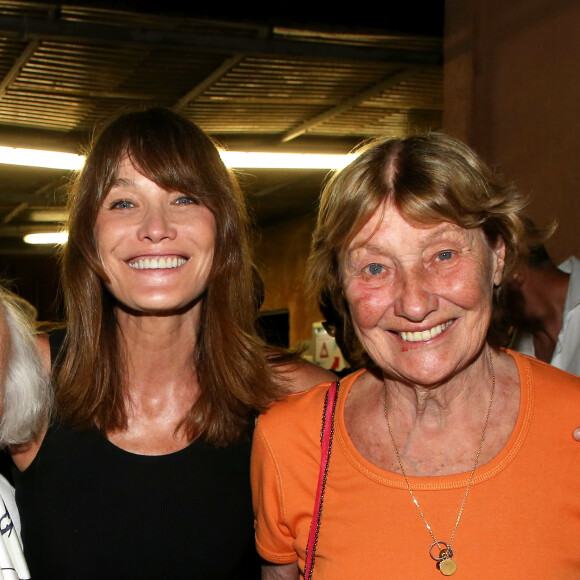 Exclusif - Carla Bruni-Sarkozy avec sa mère Marisa Borini - Backstage du concert de Carla Bruni-Sarkozy au théâtre de Verdure du Grand Jardin à Le Lavandou le 23 juillet 2019. © Dominique Jacovides-Cyril Moreau/Bestimage