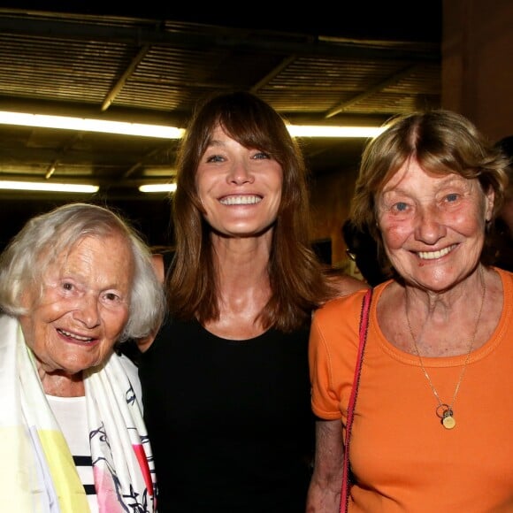 Exclusif - Carla Bruni-Sarkozy avec sa tante Gigi et sa mère Marisa Borini - Backstage du concert de Carla Bruni-Sarkozy au théâtre de Verdure du Grand Jardin à Le Lavandou le 23 juillet 2019. © Dominique Jacovides-Cyril Moreau/Bestimage