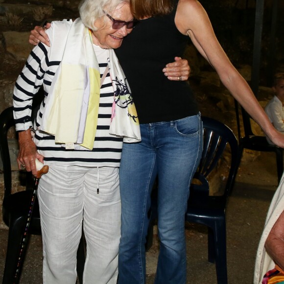 Exclusif - Carla Bruni-Sarkozy avec sa tante Gigi - Backstage du concert de Carla Bruni-Sarkozy au théâtre de Verdure du Grand Jardin à Le Lavandou le 23 juillet 2019. © Dominique Jacovides-Cyril Moreau/Bestimage