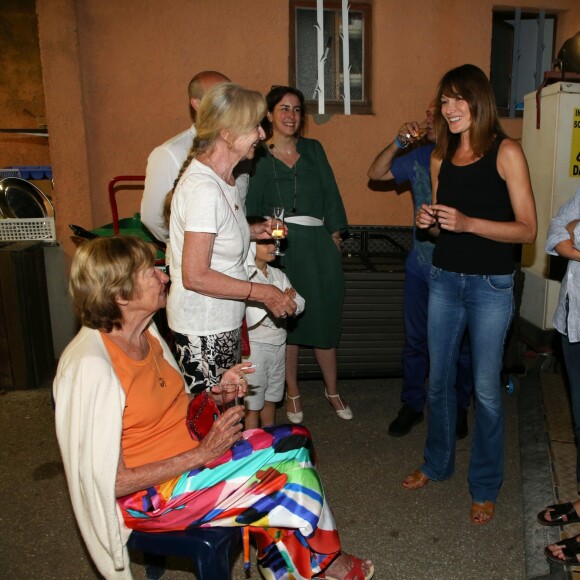 Exclusif - Carla Bruni-Sarkozy et sa mère Marisa Borini - Backstage du concert de Carla Bruni-Sarkozy au théâtre de Verdure du Grand Jardin à Le Lavandou le 23 juillet 2019. © Dominique Jacovides-Cyril Moreau/Bestimage