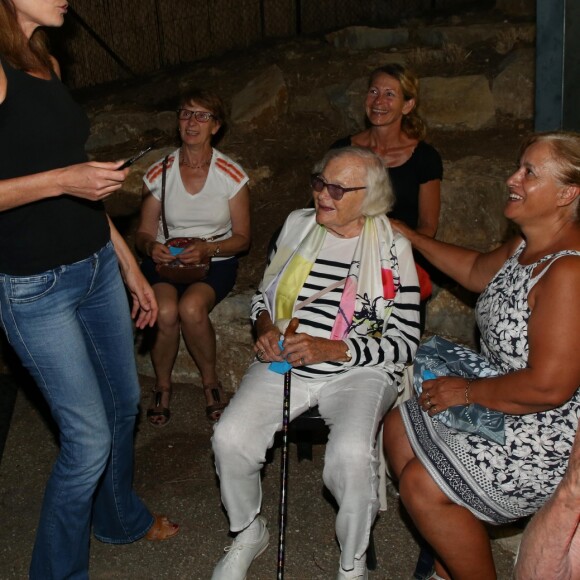 Exclusif - Carla Bruni-Sarkozy avec sa mère Marisa Borini et sa tante Gigi (soeur ainée de sa mère Marisa) - Backstage du concert de Carla Bruni-Sarkozy au théâtre de Verdure du Grand Jardin à Le Lavandou le 23 juillet 2019. © Dominique Jacovides-Cyril Moreau/Bestimage