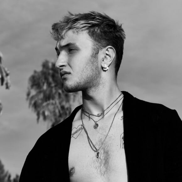 Anwar Hadid, le petit frère de Bella et Gigi lance Martyre, une ligne de bijoux pour hommes et femmes.