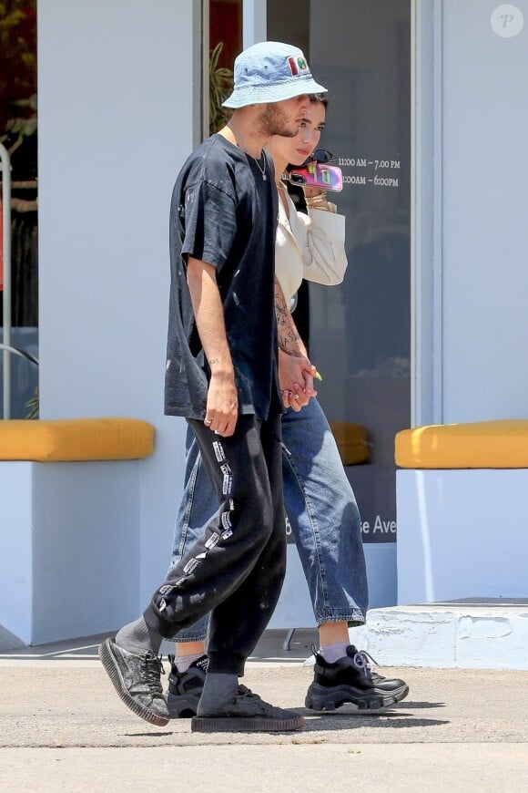 Exclusif - Anwar Hadid et Dua Lipa se baladent en amoureux dans le quartier de West Hollywood à Los Angeles, le 22 juillet 2019