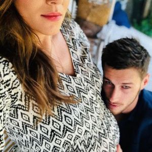 Jean-Baptiste Maunier pose avec sa compagne Léa Arnezeder enceinte de neuf mois le 12 août 2019.