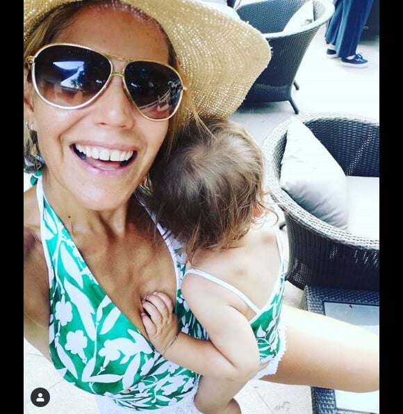 Laura Tenoudji pose avec sa fille Bianca dans un maillot de bain assorti. Instagram, août 2019.