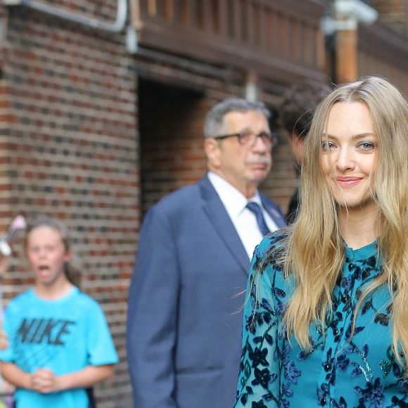 Amanda Seyfried pose avec son chien Finn à la sortie des studios de l'émission "The Late Show With Stephen Colbert" à New York, le 6 août 2019.