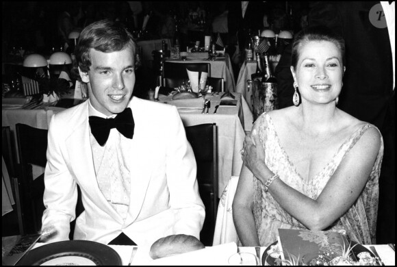 Le prince Albert et sa mère la princesse Grace de Monaco en 1976.