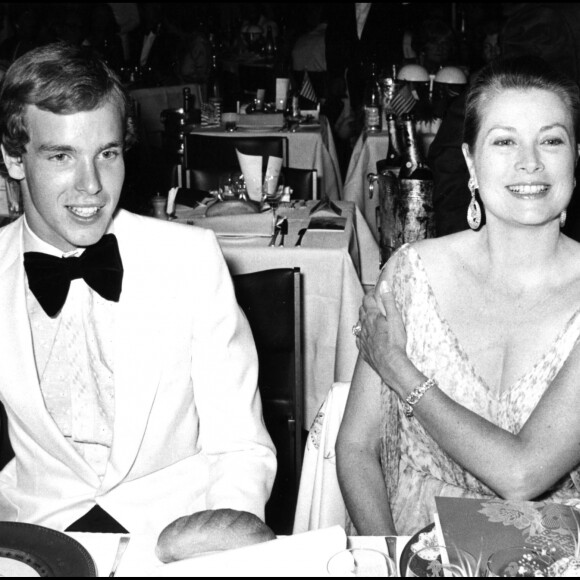 Le prince Albert et sa mère la princesse Grace de Monaco en 1976.