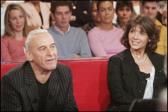 Michel et Stéphanie Fugain lors de l'enregistrement de l'émission "Vivement dimanche" le 2 février 2005 à Paris.