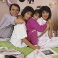 En France, dans la Vallée de Chevreuse, chez lui à Levy-Saint-Nom, Michel Fugain avec sa femme Stéphanie, et leurs 2 filles, Marie et Laurette en septembre 1989.