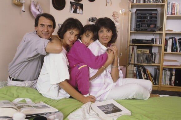 En France, dans la Vallée de Chevreuse, chez lui à Levy-Saint-Nom, Michel Fugain avec sa femme Stéphanie, et leurs 2 filles, Marie et Laurette en septembre 1989.