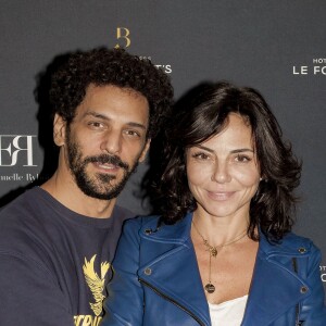 Semi Exclusif - Sandra et Tomer Sisley lors du vernissage de l'exposition de Emmanuelle Rybojad au Fouquet's à Paris le 7 février 2019. A quelques jours de la Saint Valentin, l'artiste plasticienne Emmanuelle Rybojad prend ses quartiers dans le célèbre établissement parisien. Digne héritière du mouvement cinétique, la jeune artiste a réuni une foule de connaisseurs et d'amateurs lors de son vernissage du 7 février : Anne Roumanoff, Sandra et Tomer Sysley, Julie Dray, Magloire ou encore Thomas Meunier et son épouse étaient venus découvrir ses dernières créations lumineuses. Récemment rénové par l'architecte et décorateur Jacques Garcia, l'Hôtel Barrière Le Fouquet's Paris exposera les oeuvres de l'artiste jusqu'au 7 mars. Cette exposition-vente invite les visiteurs à se laisser emporter par les jeux de lumières et de miroirs des oeuvres résolument modernes : coeurs éclairés de néons, jeux de miroirs, le travail d'Emmanuelle Rybojad s'inscrit dans la lignée du mouvement cinétique. Un courant artistique qui se caractérise par le mouvement des oeuvres, produit mécaniquement ou par des illusions d'optique. Explorant les notions d'espace et d'infini, Emmanuelle Rybojad nous transporte dans son travail aux couleurs franches et àl'inspiration Pop-Art. © Jack Tribeca / Bestimage