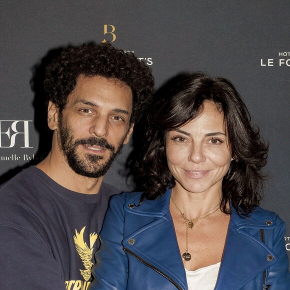 Semi Exclusif - Sandra et Tomer Sisley lors du vernissage de l'exposition de Emmanuelle Rybojad au Fouquet's à Paris le 7 février 2019. A quelques jours de la Saint Valentin, l'artiste plasticienne Emmanuelle Rybojad prend ses quartiers dans le célèbre établissement parisien. Digne héritière du mouvement cinétique, la jeune artiste a réuni une foule de connaisseurs et d'amateurs lors de son vernissage du 7 février : Anne Roumanoff, Sandra et Tomer Sysley, Julie Dray, Magloire ou encore Thomas Meunier et son épouse étaient venus découvrir ses dernières créations lumineuses. Récemment rénové par l'architecte et décorateur Jacques Garcia, l'Hôtel Barrière Le Fouquet's Paris exposera les oeuvres de l'artiste jusqu'au 7 mars. Cette exposition-vente invite les visiteurs à se laisser emporter par les jeux de lumières et de miroirs des oeuvres résolument modernes : coeurs éclairés de néons, jeux de miroirs, le travail d'Emmanuelle Rybojad s'inscrit dans la lignée du mouvement cinétique. Un courant artistique qui se caractérise par le mouvement des oeuvres, produit mécaniquement ou par des illusions d'optique. Explorant les notions d'espace et d'infini, Emmanuelle Rybojad nous transporte dans son travail aux couleurs franches et àl'inspiration Pop-Art. © Jack Tribeca / Bestimage