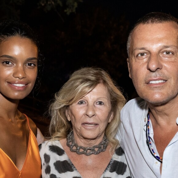 Exclusif - Jean-Roch avec sa compagne Anaïs Monory et sa mère Marie-Suzanne avant le concert "Depardieu Chante Barbara" au Festival de Ramatuelle, France, le 11 août 2019.