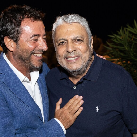 Exclusif - Bernard Montiel et Enrico Macias avant le concert "Depardieu Chante Barbara" au Festival de Ramatuelle, France, le 11 août 2019.