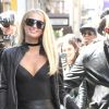 Paris Hilton porte une mini jupe en cuir noire lors d'un rendez-vous à AOL Build Series à New York, le 16 mai 2019.